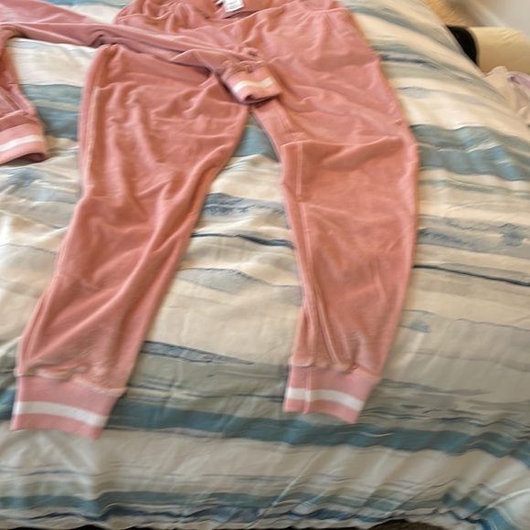 Beautiful 2 piece set of a pink velour jacket with matching pants - Picture 4 of 4